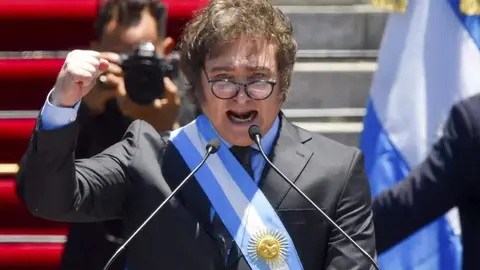 Ultraderechista Javier Milei asume la presidencia de Argentina