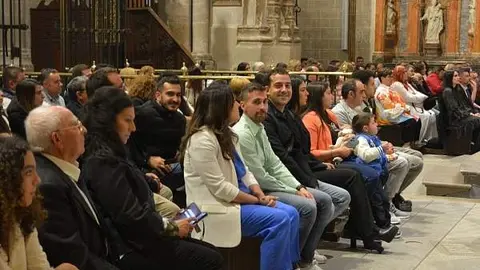 Un grupo de adultos reciben el bautismo y la confirmación