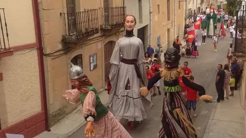 Último encuentro de Gigantes y Cabezudos en Mombuey. Fotografía: Facebook Candonga de Mombuey  (Gigantes y Cabezudos de Mombuey)