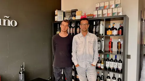 Javier Garduño junto al diseñador Isra García. Fotografía: CEDIDA