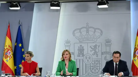 La ministra y portavoz del Gobierno, Pilar Alegr&iacute;a, la vicepresidenta segunda y ministra, Yolanda D&iacute;az, y el ministro, Jos&eacute; Manuel Albares, durante la rueda de prensa. Pool Moncloa/Borja Puig de la Bellacasa. La Moncloa, Madrid