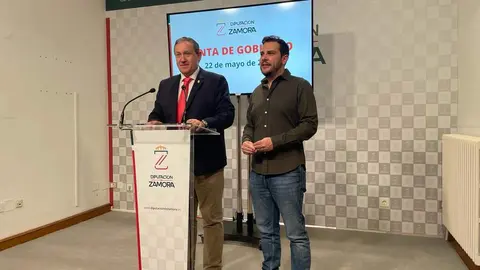 El presidente y el vicepresidente de la Diputación de Zamora, Javier Faúndez y Víctor López de la Parte, tras la Junta de Gobierno