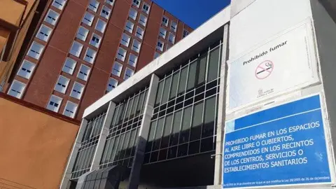 Edificio de Hospitalización del Río Carrión desde el antiguo acceso a Urgencias. / Óscar Herrero