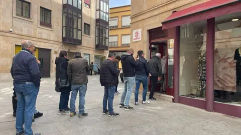 Aficionados haciendo cola ante la tienda oficial del Zamora CF