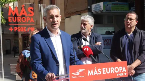 Inicio de campaña del PSOE de cara a las elecciones europeas con Antidio Fagúnez y el candidato Carlos Rodríguez_6