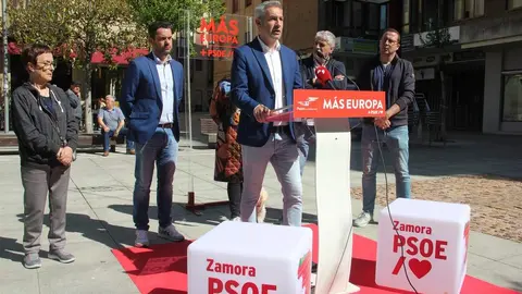 Inicio de campaña del PSOE de cara a las elecciones europeas con Antidio Fagúnez y el candidato Carlos Rodríguez_7