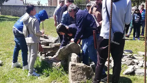 Uno de los talleres de construcción de pared con la técnica de piedra en seco. Fotografía: CEDIDA