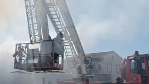 bomberos actuando en una vivienda en Micereces de Tera _2