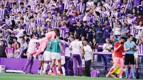 El Real Valladolid celebra su ascenso a primera División tras imponerse al Villarreal B en una épica remontada. Fotografía: Club