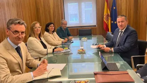 El presidente de la Diputación de Zamora, Javier Faúndez, ha mantenido una reunión con la presidenta de la Confederación Hidrográfica del Duero, María Jesús Lafuente Molinero