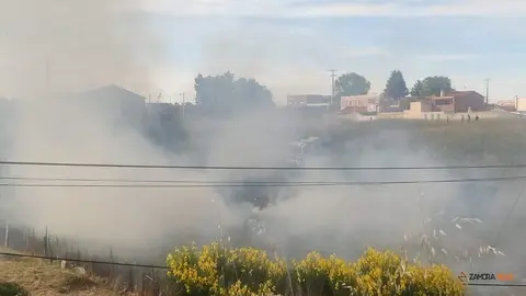 Incendio en la bajada de la barriada de Asturias