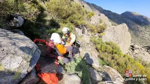 El grupo de rescate de la Junta de CyL evacua a un montañero herido