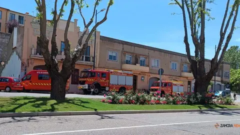 Bomberos y personal del Ayuntamiento en los edificios próximos al derribo de los edificios en la avenida de la Feria
