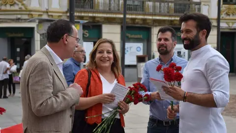 Reparto de propaganda electoral por las calles de Zamora con el secretario general del PSOECyL, Luis Tudanca; la candidata al Parlamento Europeo, Iratxe García, y el secretario general del PSOE de Zamora, Antidio Fagúndez