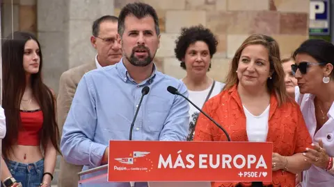 Reparto de propaganda electoral por las calles de Zamora con el secretario general del PSOECyL, Luis Tudanca; la candidata al Parlamento Europeo, Iratxe García, y el secretario general del PSOE de Zamora, Antidio Fagúndez_18