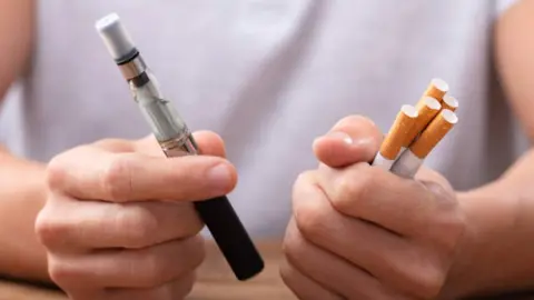 Vapper y cigarrillos. Fotografía de archivo