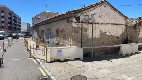 Mensaje colocado por uno de los vecinos del barrio de Pinilla en la pasarela provisional. Fotografía: CEDIDA