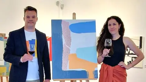 Manu Fariña y Cristina Aliste, ganadora del Concurso Nacional de Pintura “Primero 2024” de Fariña