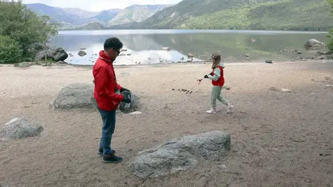 Voluntarios de Cruz Roja durante la anterior edición contra la basuraleza en el entorno del Parque Natural del Lago de Sanabria. Fotografía: Cruz Roja en Zamora