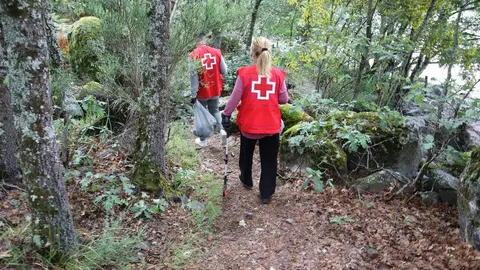 Voluntarios de Cruz Roja durante la anterior edición contra la basuraleza en el entorno del Parque Natural del Lago de Sanabria. Fotografía: Cruz Roja en Zamora