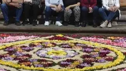 Alfombra floral realizada por mujeres y hombres de Bermillo con motivo del Corpus. Fotografía: CEDIDA