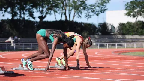 Medea Hdez Perez en la rampa de salida, junto a toda una gran estrella Auri Lorena Bokesa Abia, que seria de la partida en la misma serie de la joven velocista toresana