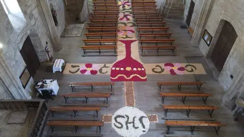 Alfombra floral en la iglesia de Nuestra Señora de la Asunción de Fermoselle. Fotografía: Aurora CM