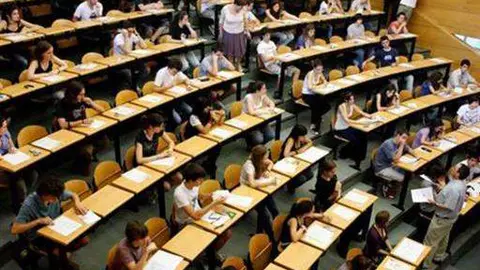 Alumnos en el aula durante una prueba de la EBAU