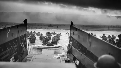 fotografía de Robert F. Sargent que muestra a las tropas estadounidenses desembarcando en la playa Omaha el 6 de junio de 1944.