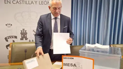 El delegado del Gobierno en Castilla y León, Nicanor Sen, supervisa el dispositivo electoral de cara a los comicios del 9N
