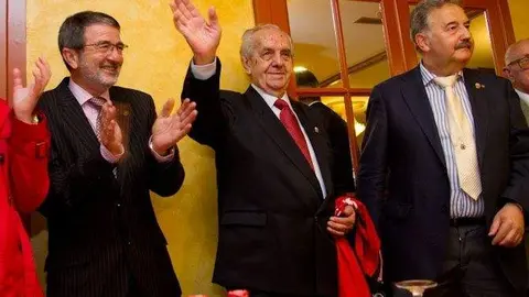 Lolo en el centro recibiendo el homenaje de la Asociación San Crispín en 2014. Fotografía: Interbenavente