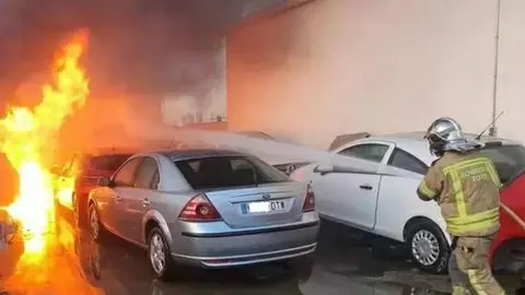 Imagen de un momento durante la extinción del incendio próximo a un concesionario en el polígono norte de Toro. Fotografía: CEDIDA