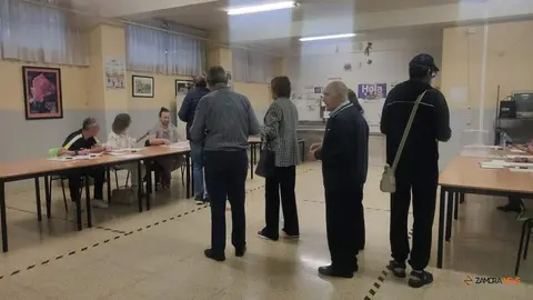 Apertura de la jornada electoral en el colegio de La Hispanidad, en Zamora_6
