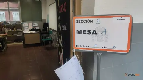 Apertura de la jornada electoral en el colegio de La Hispanidad, en Zamora