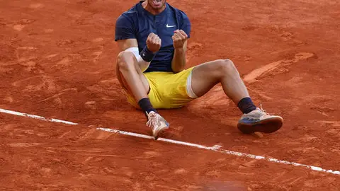 Carlos Alcaraz tras imponerse en la final del Roland Garrós. Fotografía: @rolandgarros. Imagen de archivo