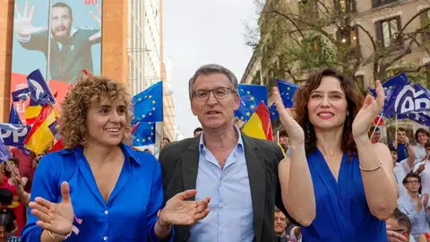 Dolors Montserrat, candidata del PP a las europeas junto a Núñez Feijóo y Ayudo. Fotografía: @IdiazAyuso