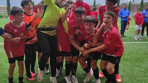 Los alevines del CD San José Obrero celebrando la victoria tras imponerse en el VIII Memorial Antonio Herrero "Tonino". Fotografía CEDIDA