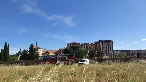 los bomberos sofocando un incendio al lado del monaterio