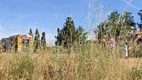 los bomberos sofocando un incendio al lado del monasterio 1. imagen de archivo