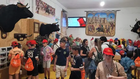 Más de 40 alumnos de un colegio de Liverpool conocen las tradiciones de Benavente