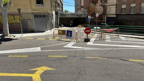 Último tramo de la Bajada de San Pablo cerrada al tráfico por obras