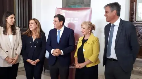El consejero de Economía y Hacienda, Carlos Fernández Carriedo, durant su visita a Toro junto a la delegada territorial, leticia García, la directora general de Tributos y Financiación Autonómica de la Junta de Castilla y León, Eri Miñán, y el alcalde de Toro, Rafael González