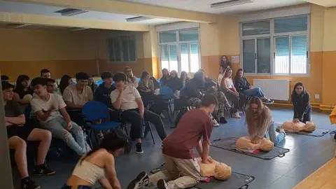 Los alumnos del IES Los Valles de Camarzana de Tera reciben formación en primeros auxilios