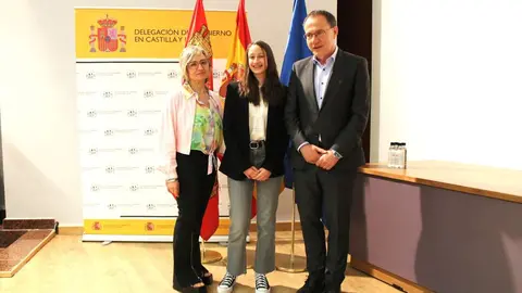 el subdelegado del Gobierno en Zamora, Ángel Blanco, y la jefa de la Unidad de Violencia sobre la Mujer, Marisa Manso, con Paula Ranilla, alumna de 3º de la ESO del Colegio Medalla Milagrosa