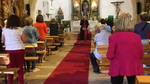 El obispo de Zamora, monseñor Fernando Valera, durante la visita pastoral a Fresno de Sayago. Fotografía: CEDIDA