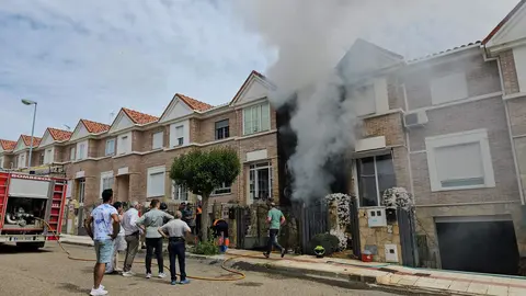 Vecinos de la zona durante el incendio de una vivienda. Fotografía: INTERBENAVENTE