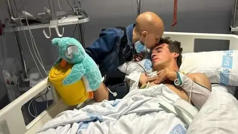 M4ría durante su visita a Gonzalo Caballero tras su accidente en Alba de Tormes