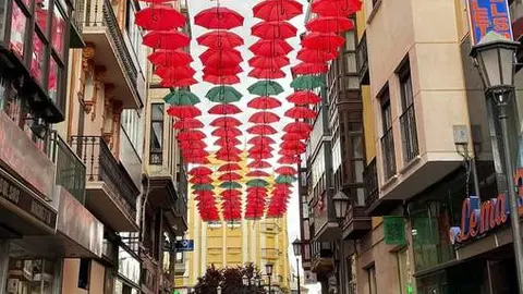 La seña bermeja a modo de toldo domina el paisaje en la calle Renova. Fotografía: David Gago