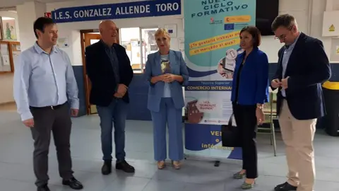 La delegada territorial, Leticia García, durante su visita al IES González Allende de Toro