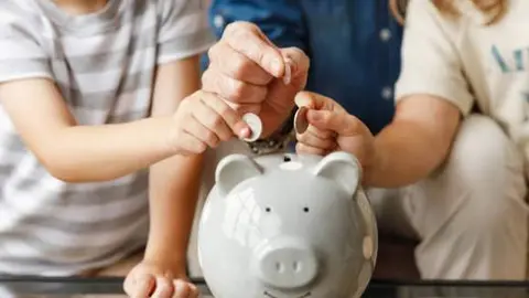 Fotografía de arhicvo. Familia ahorros